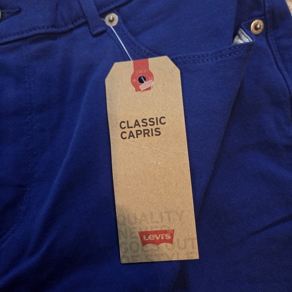 Levi's Classic Capris in Deep Blue - Picture 4 of 7